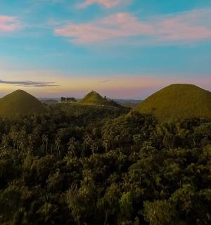 kolme metsas asuva künka õhuvaade