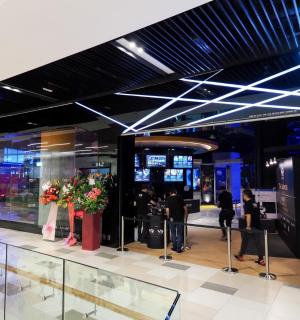 购物中心里站着一群人