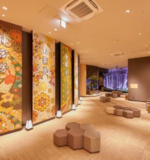 大厅墙上挂着几幅大型画作