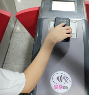 有人在电梯里使用付费电话