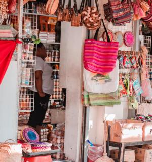 陈列着红布和其他物品的商店