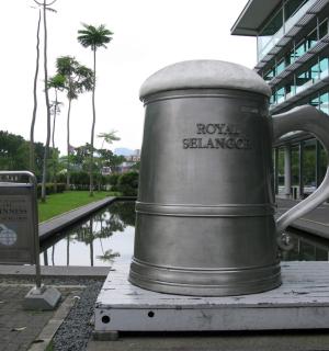 一个大杯子放在建筑物旁边的桌子上