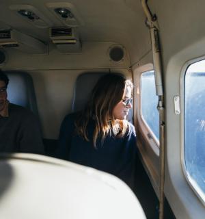 坐在火车上的一男一女