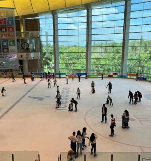 skupina lidí jezdících na skateboardu v budově