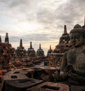 一组寺庙前的雕像