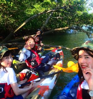 一群人在河上划皮划艇