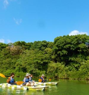 一群人在河上划皮划艇