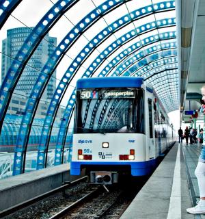 一群人在火车站等火车