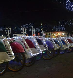 a row of bikes parked next to each other