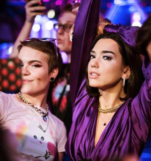 聚会上围坐在一起的一群人