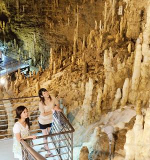 两名妇女在有岩壁的洞穴中