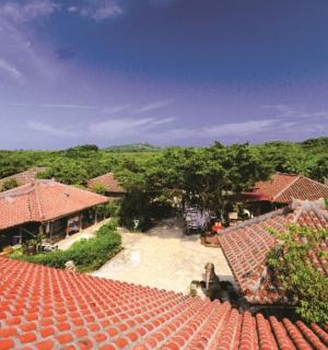 一栋红色屋顶房屋的俯视图