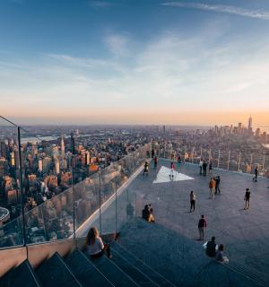 从摩天大楼顶部俯瞰帝国大厦