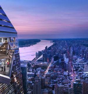 从摩天大楼顶部俯瞰城市