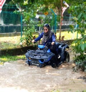 رجل يركب مركبة ذات أربع عجلات في الماء