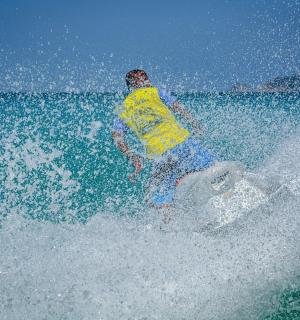 一名男子正在海上乘风破浪