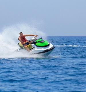 一名男子在水中驾驶水上摩托艇