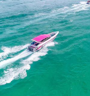 海洋中的一艘船