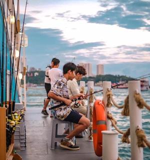 一群人在船上钓鱼