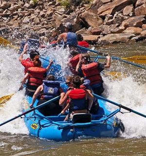 eine Gruppe von Menschen in einem Floß auf einem Fluss