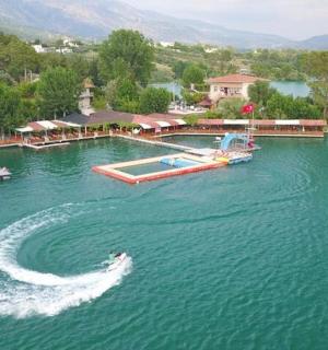 a boat in the water near a dock on a lake