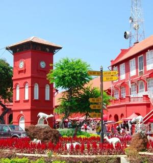 城市中一座带有钟楼的红色建筑