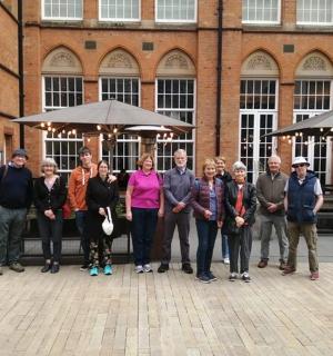 一群人站在一栋建筑物前