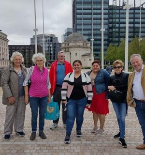 一群人站在一栋建筑物前