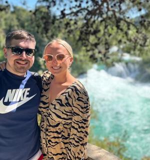 一男一女站在河边