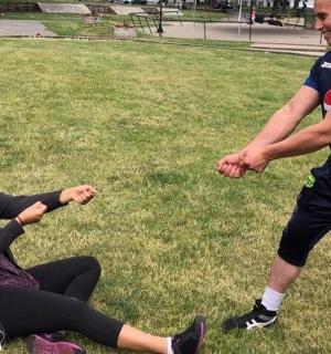 一男一女在草地上玩飞盘