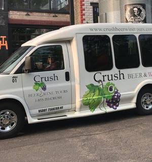 一辆白色货车停在城市街道上