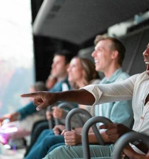 一群人坐在公共汽车上