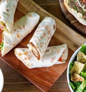 dřevěné prkénko s burrity a salátem