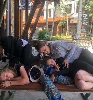 一群女孩躺在长椅上