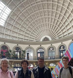 eine Gruppe von Menschen steht in einem Gebäude mit einer Decke