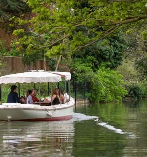 一群人在河上的船上