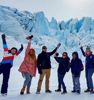 一群人站在冰川前