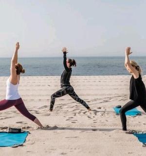 一群人在海滩上做瑜伽