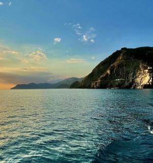 ein Blick auf ein Gewässer bei Sonnenuntergang