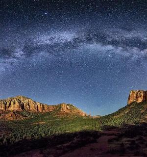 hvězdná noc s mléčnou dráhou nad horou