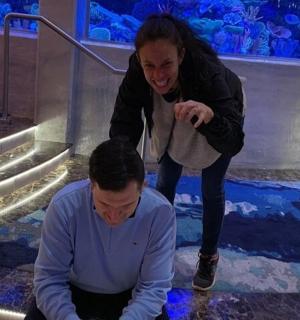 楼梯上,一名女子站在一名男子旁边