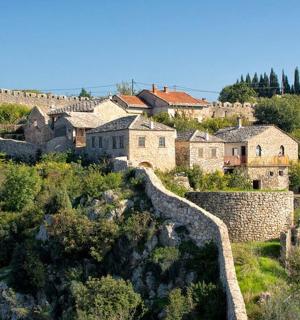 vesnice na kopci s hradem