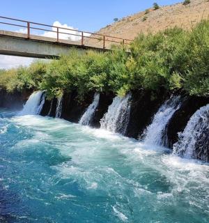 most přes řeku s vodopády