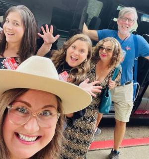 skupina lidí vystupujících z auta