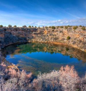 velká vodní nádrž uprostřed kaňonu
