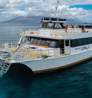 水中有一艘白色小船，上面有人