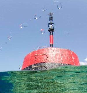 μια κόκκινη και άσπρη βάρκα στο νερό