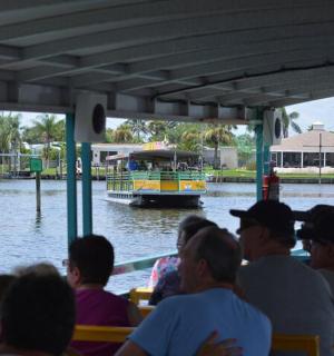 skupina lidí sedících na lodi ve vodě