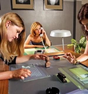 zwei Frauen betrachten einen Laptop auf einem Tisch