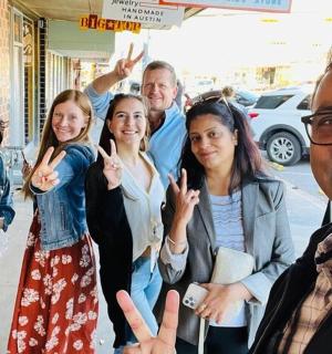 skupina lidí pózujících pro fotografii